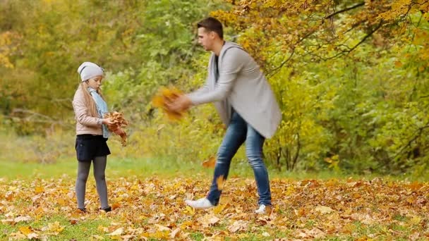 Familia feliz en otoño — Vídeo de stock