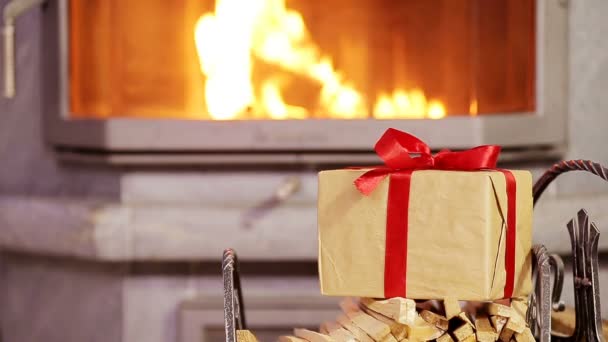 Fondo de regalo de Navidad de primer plano de la chimenea en la víspera de Navidad — Vídeos de Stock