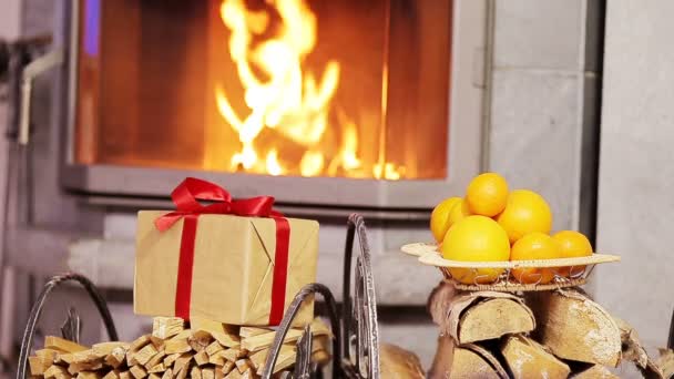 Hermosa chimenea decorada con regalo y naranja para Navidad — Vídeos de Stock