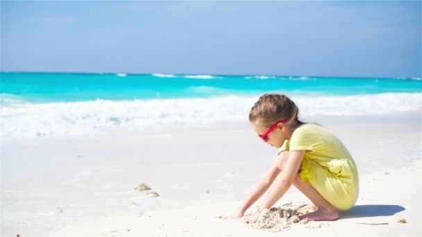 Adorable niña jugando en la playa con arena — Vídeos de Stock