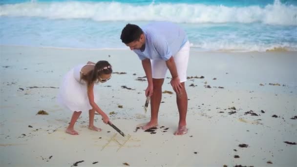 Vater und kleines Mädchen am tropischen Strand — Stockvideo