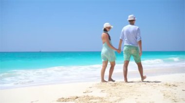 Genç Beyaz kumsalda yaz tatili çift. Mutlu aşıklar onların balayı tadını çıkarın..