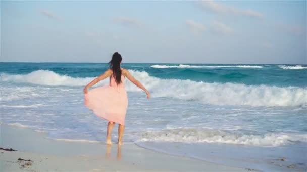 Jonge mooie vrouw genieten van strand vakantie — Stockvideo