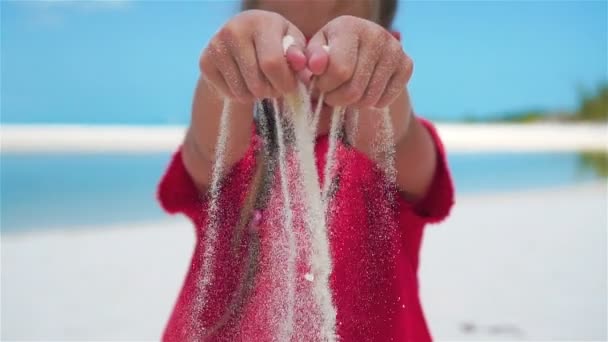 MOVIMIENTO Lento CERRAR: Chica jugando con hermosa arena blanca en la playa tropical — Vídeos de Stock