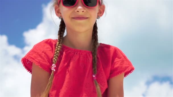Πορτρέτο του αξιολάτρευτο κοριτσάκι στην παραλία κατά τη διάρκεια των καλοκαιρινών διακοπών. Αργή κίνηση — Αρχείο Βίντεο