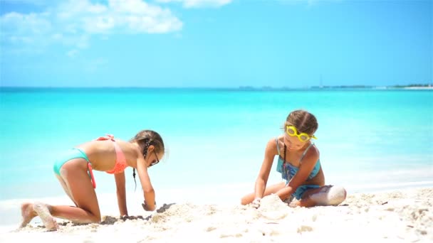 Szczęśliwe dziewczynki bawią się zabawkami na plaży podczas tropikalnych wakacji — Wideo stockowe