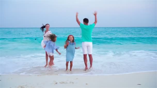 Jeune famille en vacances ont beaucoup de plaisir — Video