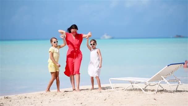 Roztomilé holčičky a mladá matka baví na bílé pláži — Stock video