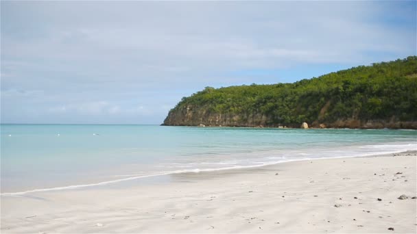 Verbazingwekkende mooie zonsondergang op een exotisch kariboenstrand — Stockvideo