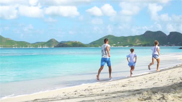 Vader en kinderen genieten van strandvakantie — Stockvideo