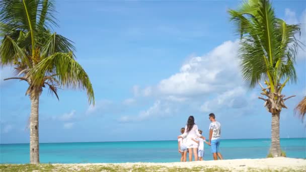 Padres con dos hijos disfrutan de sus vacaciones caribeñas en Antigua isla — Vídeo de stock