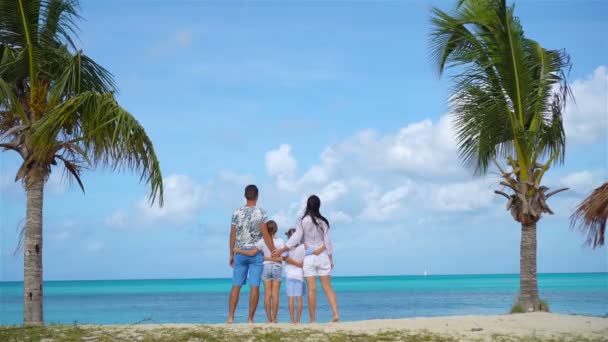 Родители с двумя детьми наслаждаются отдыхом на Карибах на острове Антигуа — стоковое видео