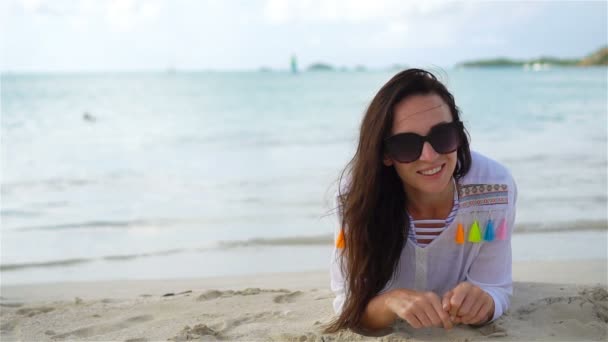 Jovem mulher bonita na praia durante as férias tropicais — Vídeo de Stock