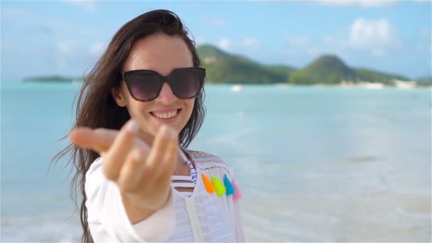 Молодая красивая женщина веселится на тропическом побережье. — стоковое видео