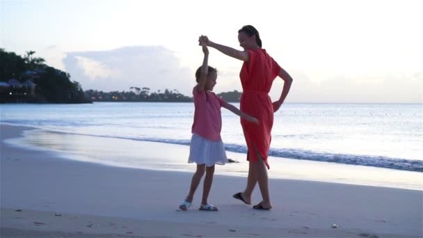 Jong mooi moeder en haar schattig dochtertje veel plezier op tropisch strand — Stockvideo