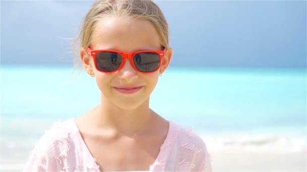 Adorable niña en la playa divirtiéndose en la isla caribeña . — Vídeos de Stock