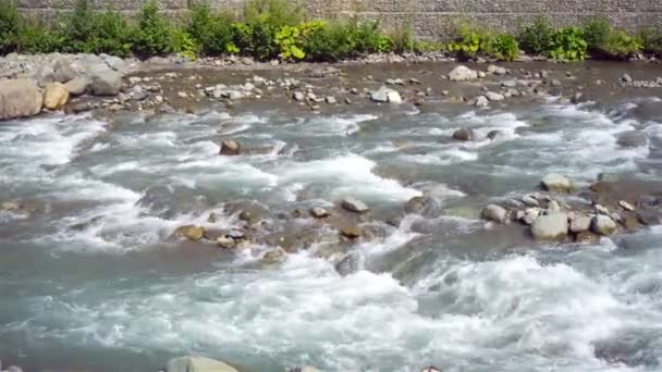 Río de montaña en una ciudad europea . — Vídeo de stock