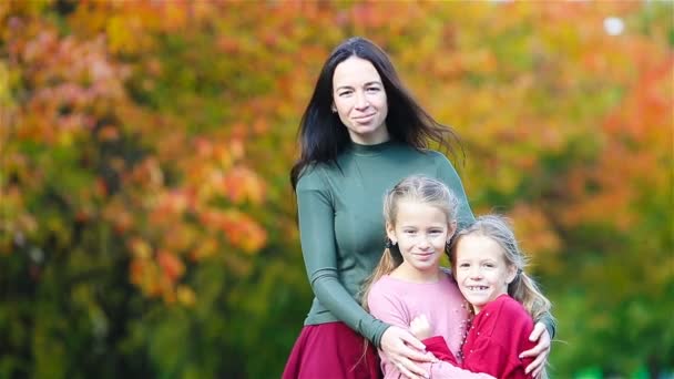 Familia de mamá y niños en otoño. Joven madre y niñas disfrutan del cálido otoño — Vídeo de stock