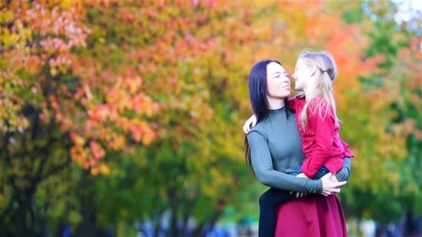 Family of mother and kid outdoors in park at autumn day — Stock Video