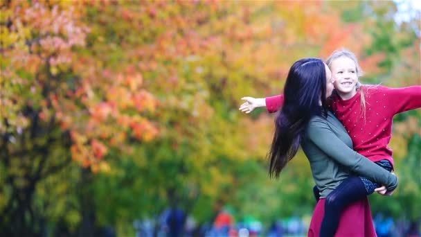 Сім'я матері і дитини на відкритому повітрі в парку в осінній день — стокове відео