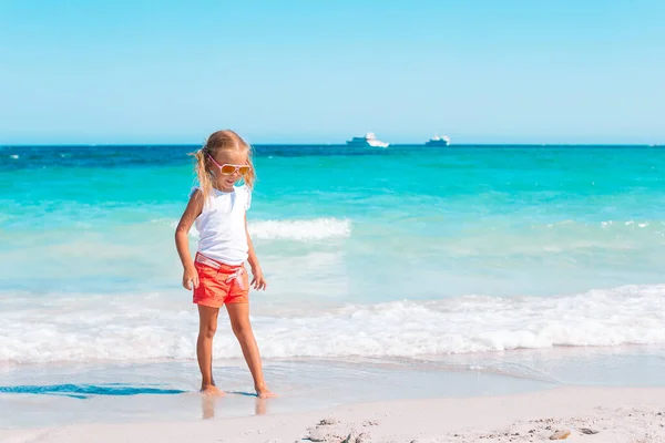 Liebenswertes kleines Mädchen am Strand während der Sommerferien — Stockfoto