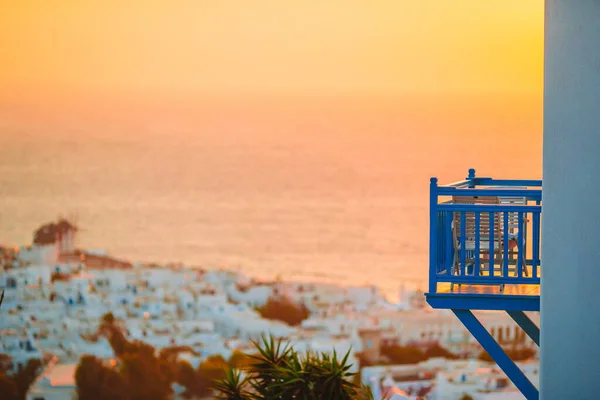Bellissimo tramonto colorato di sorprendente città greca Mykonos — Foto Stock