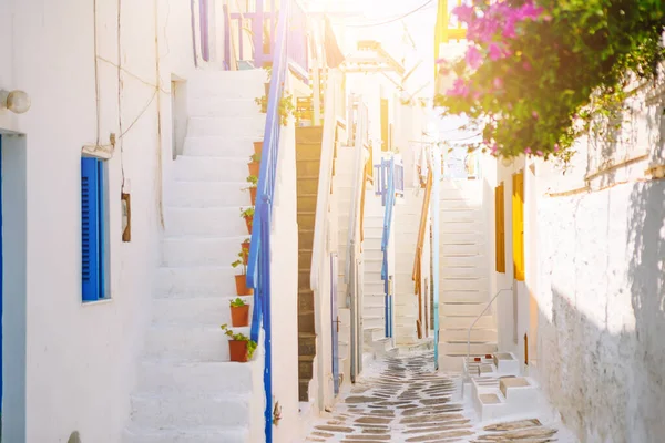 Öns smala gator med blå balkonger, trappor och blommor. — Stockfoto