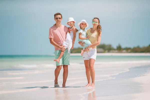 Foto de familia feliz divirtiéndose en la playa. Estilo de vida de verano —  Fotos de Stock