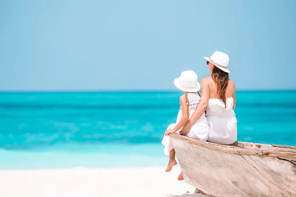 Güzel anne ve kız sahilde yaz tatilinin tadını çıkarıyorlar. — Stok fotoğraf