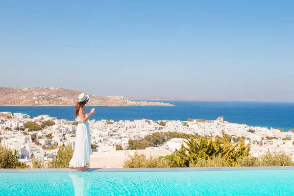 Vacker kvinna njuter av sommarsemester nära poolen — Stockfoto