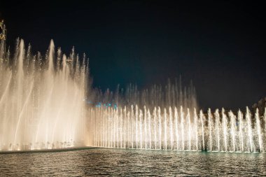 Dubai Dancing Fountain the wonderful evening show