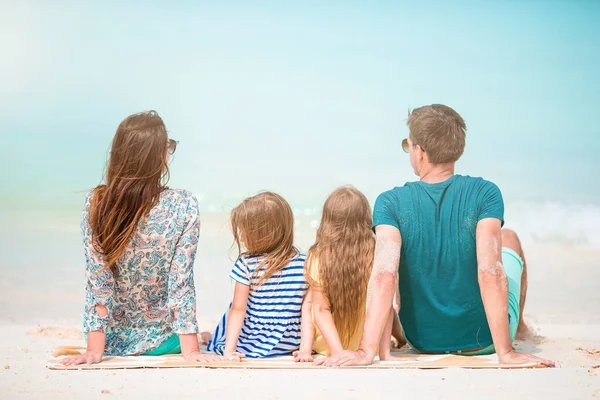 Foto av lycklig familj som har roligt på stranden. Sommarlivsstil — Stockfoto
