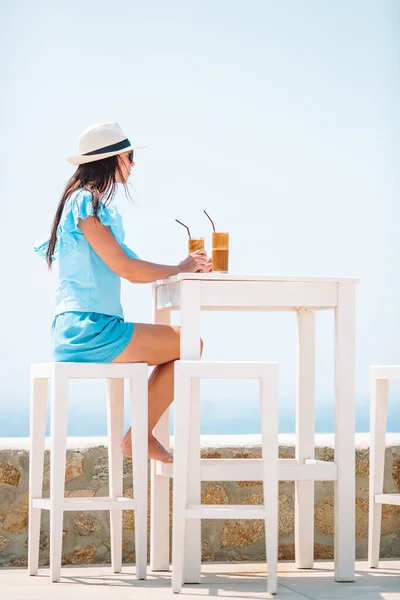 Hora do almoço. Mulher tomando café da manhã no café ao ar livre com vista para o mar — Fotografia de Stock