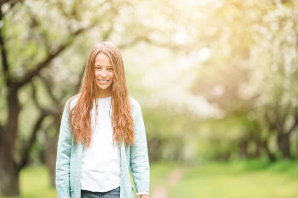 Liten leende flicka som leker i parken — Stockfoto