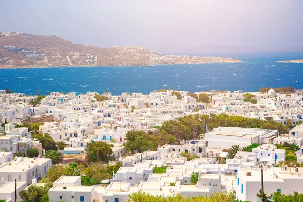 Pohled na tradiční řeckou vesnici s bílými domy na ostrově Mykonos, Řecko, — Stock fotografie