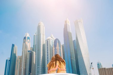 Yaz gezisi ve genç bir aile tatilde.