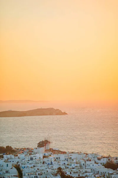 Beau coucher de soleil coloré de la ville grecque étonnante Mykonos — Photo