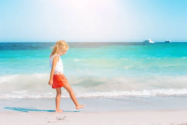 Menina adorável na praia durante as férias de verão — Fotografia de Stock