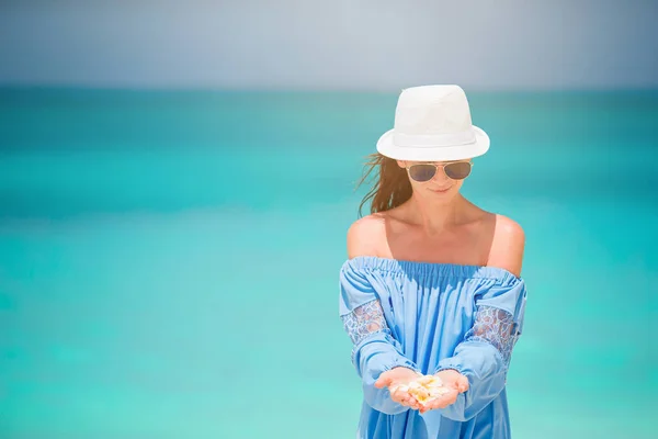 Junge schöne Frau, die Spaß am tropischen Meer hat. Glückliches Mädchen Hintergrund der blaue Himmel und türkisfarbenes Wasser im Meer — Stockfoto