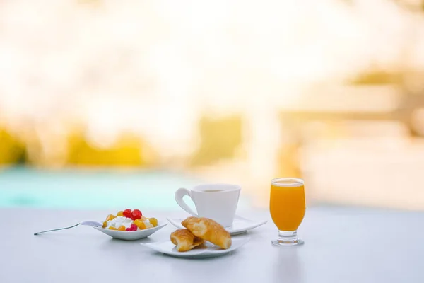 Healthy breakfast in outdoor cafe in the morning — Stock Photo, Image