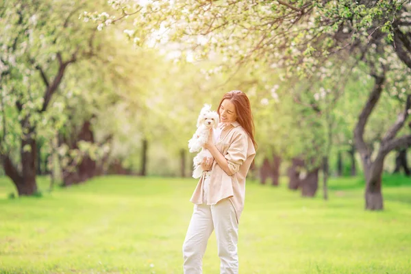 Donna che gioca e abbraccia cucciolo nel parco — Foto Stock