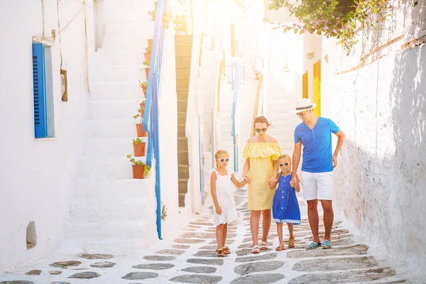 Vacances en famille dans une petite ville européenne en Grèce — Photo