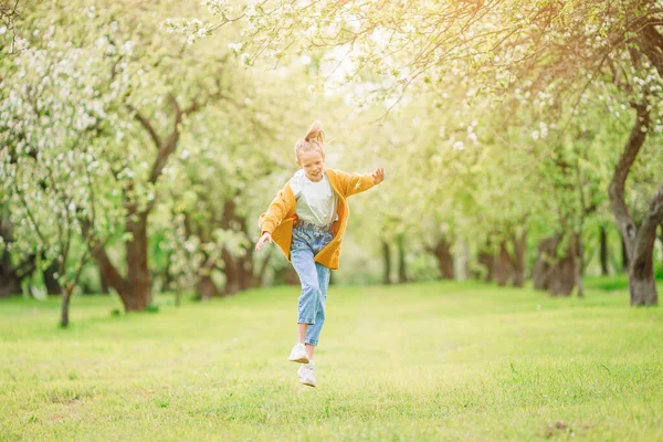 小さな笑顔の女の子が公園で遊んでいる — ストック写真