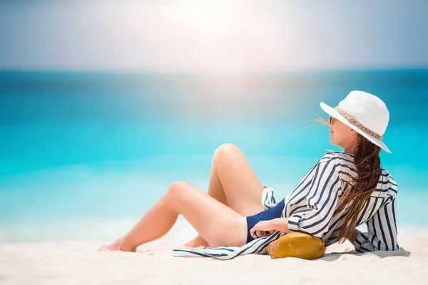 Joven hermosa mujer relajarse en vacaciones en la playa —  Fotos de Stock