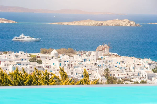 Pohled na tradiční řeckou vesnici s bílými domy na ostrově Mykonos, Řecko, — Stock fotografie