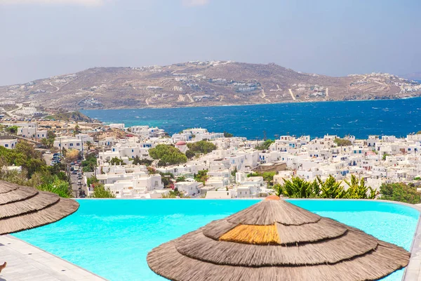 Utsikt över traditionell grekisk by med vita hus på Mykonos Island, Grekland, — Stockfoto