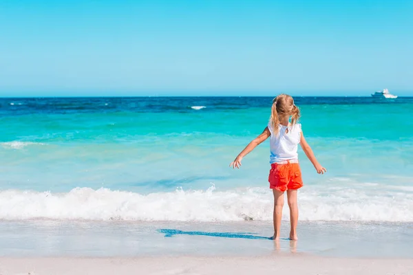 Schattig klein meisje aan het strand tijdens de zomervakantie — Stockfoto