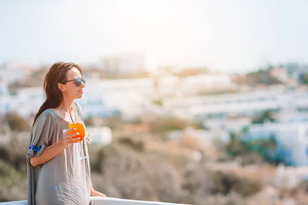 Mujer relajándose en un complejo hotelero de lujo disfrutando de vacaciones de verano perfectas —  Fotos de Stock