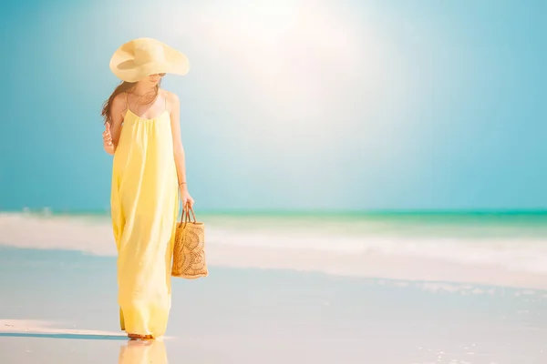 Joven mujer de moda en vestido verde en la playa — Foto de Stock