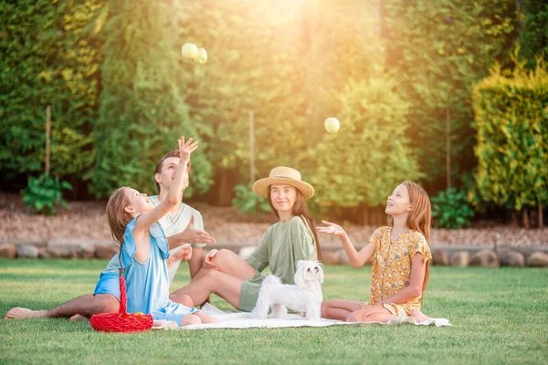Ευτυχισμένη οικογένεια σε πικνίκ στο πάρκο μια ηλιόλουστη μέρα — Φωτογραφία Αρχείου